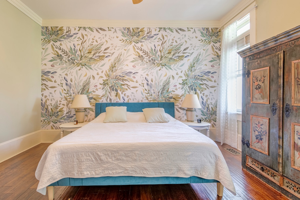 Dining area with seating for 8