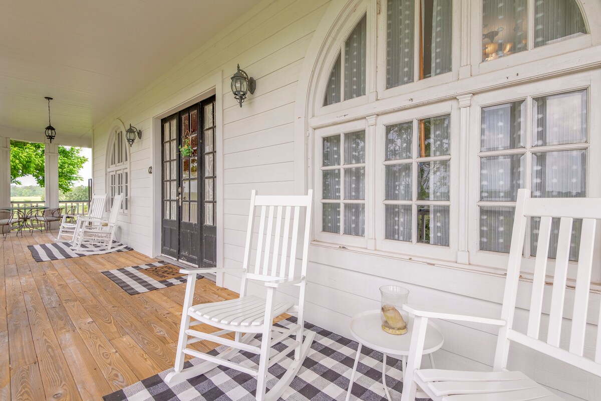 Guest bedroom with queen bed